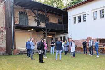 Crimmitschau: Welche Pläne gibt es für die Tuchfabrik? - Stadträte informieren sich über die Umbaupläne für die Tuchfabrik: Im hinteren Bereich der Färberei und des Wolllagers soll ein Neubau entstehen, der die gläserne Produktion beherbergt.