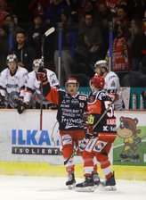 Crimmitschau wendet den "Sweep" ab - Philipp Halbauer (l.) traf doppelt.