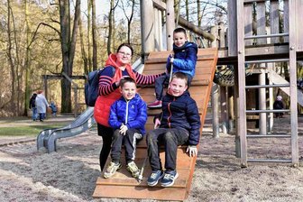 Crimmitschau/Werdau: Auf diesen Spielplätzen lässt es sich am schönsten toben - Juliane Hößelbarth kommt mit Armin, Logan und Carlo regelmäßig in den Sahnpark zum Spielen.