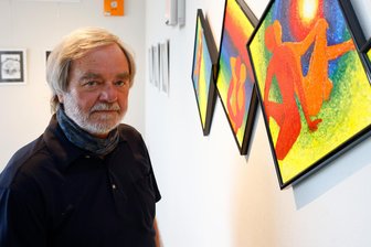 Crimmitschau: Werke des Künstlers Aribert Hönemann sollen Gefühle wecken - Aribert Hönemann ist mit seiner Ausstellung in der Region unterwegs. Das Bild entstand während einer Schau im Hohenstein-Ernstthaler Rathaus.