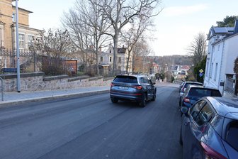 Crimmitschau: Westbergstraße auf einer Länge von 250 Metern erneuert - Unter anderem wurde eine 40 Meter lange Natursteinmauer erneuert. Der dazugehörige 40 Meter lange historische Stahlzaun wurde ebenfalls restauriert.