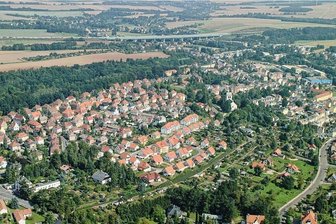 Crimmitschau: WHZ und Stadt tüfteln an modernen Heizungskonzepten für die Kirschbergsiedlung - Für die Kirschbergsiedlung (Foto aus dem Jahr 2005) entwickeln Stadt und WHZ moderne und klimafreundliche Heizungskonzepte.