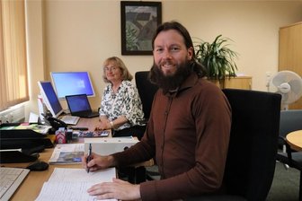 Crimmitschau: Wie der neue Wirtschaftsförderer tickt - Wirtschaftsförderin Andrea Beres geht nach 34 Dienstjahren in Rente. Ihr Nachfolger Nick Pfeifer-Mühlbach war zuvor bei der Bundeswehr und in einer Metallfirma beschäftigt. Er ist nun der Hahn im Korb.