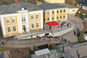 Crimmitschau: Wie ein Ausflugsort bei der Dorferneuerung ganz vorn mitmischt - Das neue Außengelände der Grundschule im Ausflugsort Blankenhain kann sich sehen lassen.