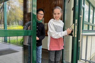 Crimmitschau: Wie Schüler vor Amokläufern geschützt werden sollen - Ezra Yang und Magdalena Grimm sind erst von der Grundschule aufs Crimmitschauer Gymnasium gewechselt. Der Haupteingang des Hauses Westberg (Bild) muss für die neue Amokanlage ebenfalls umgebaut werden. 