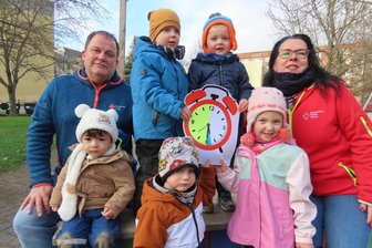 Crimmitschau: Zwei DRK-Kitas öffnen ab sofort früher - Die DRK-Kitas - im Bild der Leiter des „Mischka“ Heiko Schottstedt und Annette Schmidt mit Kindern - öffnen 5.30 Uhr.