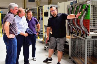 Crimmitschauer Automobilzulieferer setzt auf die Kraft des Wassers - Betriebsbesichtigung zum Jubiläum: Oberbürgermeister André Raphael (2. von links) mit den Geschäftsführern Peter Freytag und Jörg Brakemeier sowie mit Projektmanager Hagen Kretzschmar (von links).