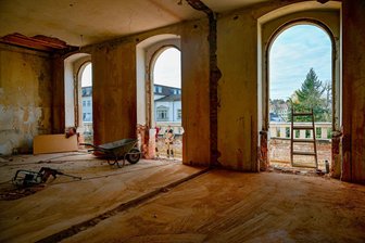 Crimmitschauer Bahnhof: Verloren geglaubtes Gebäude mausert sich zum kulinarischen Hotspot - In diesen Räumlichkeiten entsteht das italienische Restaurant. Besonderheiten sind die großen Fenster zur geräumigen Terrasse und eine Galerie für die Gäste.