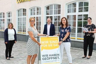 Crimmitschauer Commerzbank nach Pandemie wieder für Kunden offen - Chefin Claudia Straßburg (2. v. l.) mit ihren Kollegen Yvonne Seidel (l.), Darina Kämpf, Doreen Viehweg und Marco Greger (v. r.).