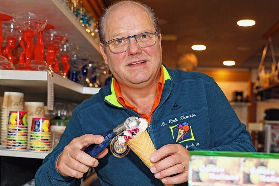 Crimmitschauer Eiscafé-Betreiber geht, doch kalte Köstlichkeiten bleiben - Alberto Brunello hat Freitagabend zum letzten Mal in Crimmitschau Eis verkauft, auch das beliebteste mit Joghurt und Heidelbeeren.Foto: Thomas Michel