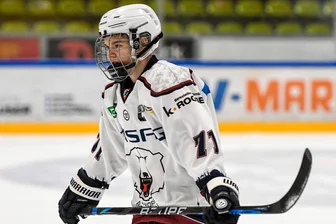 Crimmitschauer Eishockeyspielerin ist beim Rekordversuch der Eisbären Berlin mittendrin - Als Kaptänin führt die gebürtige Crimmitschauerin Anna-Maria Nickisch das Frauenteam der Eisbären-Juniors aufs Eis.