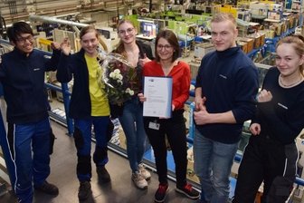 Crimmitschauer Firma für Nachwuchsarbeit ausgezeichnet - Werkleiterin Maike Gruschwitz (Mitte) und ihr Azubi-Team freuen sich über die Auszeichnung "Bester Ausbildungsbetrieb".