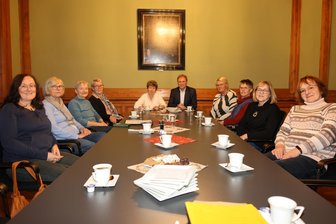 Crimmitschauer Frauen erhalten Prämie für Flüchtlingsarbeit - Die Geehrten: Annett Wienold-Junggebauer, Christe Zill, Annegret Groschke, Petra Petzold, Christine Brumme, OB, Antje Neumerkel, Ute Hunger, Heidi Behnke (v. l.).