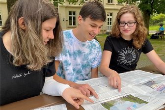 Crimmitschauer Gymnasiasten durchforsten die Zeitung - Auch nach Abschluss des Zeitungsprojektes werfen die Neuntklässler Sophie Börner, Luis Lofski und Vivien Melissa Bönisch (von links) täglich einen Blick in die "Freie Presse". 