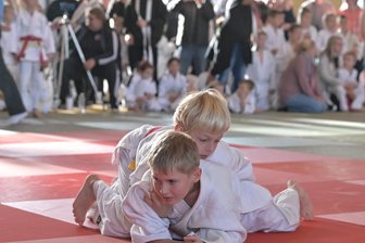 Crimmitschauer Judoka gehen beim Nachwuchsturnier neue Wege - Felix Brugger (oben) war einer von zahlreichen Startern der Gastgeber vom JC Crimmitschau beim Bambiniturnier am Sonntag. Das Foto zeigt ihn im Duell mit Lukas Geschwandtner aus Chemnitz.