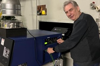 Crimmitschauer Kinochef hofft auf Happy End - Kinoleiter Bernd Karnatz an einem der Projektoren im Crimmitschauer Kino. Fast alles funktioniert automatisch.