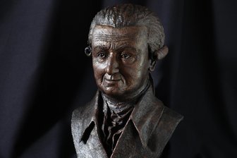 Crimmitschauer Künstler schafft Pappmaché-Büste zu Ehren von Textilunternehmer - Die von Andreas Tödtloff geschaffene Büste ist David Friedrich Oehler nachempfunden.