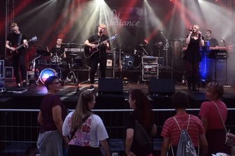 Crimmitschauer Marktfest eröffnet – Livemusik und Party bis Mitternacht - Die Band Rock Ambulance aus Zwickau hat zum Auftakt etwa 800 Fans nach Crimmitschau gelockt.