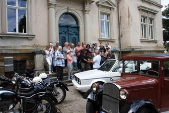 Crimmitschauer Oldtimerfreunde besuchen Schloss Lauterbach - Die Crimmitschauer Oldtimerfreunde mit Claudia und Claus Lämmle am Schloss Lauterbach.