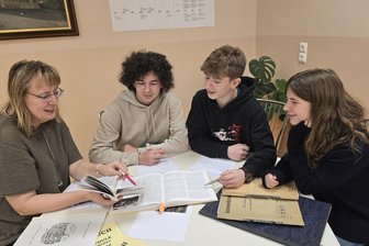 Crimmitschauer Sahnschule zwischen Krieg und Klassenzimmer: „Die Verwundeten wurden im Erdgeschoss behandelt, wo 74 Betten standen“ - Claudia Schindler mit den Neuntklässlern Oskar Theuring, Marlon Kolb und Evelyn Neef (v. l.).