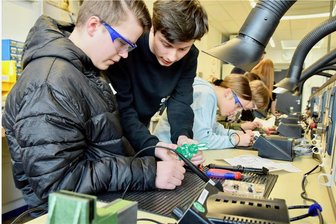 Crimmitschauer Schüler schwingen in Chemnitz den Lötkolben - Oberschüler Sylvio Brauner (li.) versucht sich am Löten im Bildungszentrum Energie. Azubi Arun Schlutzkus gibt ihm Tipps, wie das gut gelingen kann. 