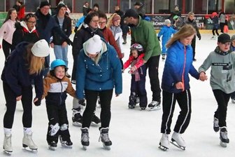 Crimmitschauer Stadion öffnet wieder zum Eislaufen - Auf dem Eis des Kunsteisstadions im Sahnpark waren am Sonntagmittag Groß und Klein unterwegs.