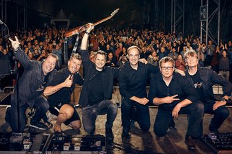 Crimmitschauer Stadtfest: Die musikalischen Höhepunkte stehen fest - Die Tribute-Band Dire Strats heizt am Freitagabend dem Publikum in Crimmitschau ein.