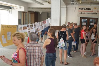 Crimmitschauer stellen ihre Ideen vor - Zahlreiche Interessenten warfen einen Blick ins ehemalige Schocken-Kaufhaus und schauten sich dabei auch die Ideen der Jugendlichen für eine mögliche Nutzung des Gebäudes an.