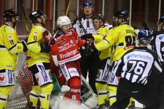 Crimmitschauer Trainer trotz Sieges unzufrieden - Die Tölzer Löwen zeigten sich gegen die Eispiraten - hier mit Dominic Wals (rotes Trikot) mitten im Getümmel - durchaus bissig. 