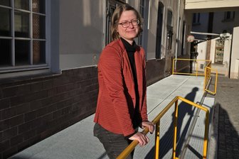 Crimmitschauer Tuchfabrik-Chefin macht neugierig auf ihre erste Sonderschau: „Highlight ist eine textile Herzklappe“ - Birthe Hemeier am neuen barrierefreien Zugang zur Weberei, deren Erdgeschoss sich als Ort für Veranstaltungen etablieren soll.
