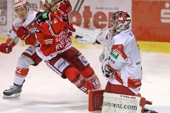 Crimmitschauer werden ausgebremst - Vincent Schlenker (rotes Trikot) und die Eispiraten Crimmitschau mussten am Wochenende zwei schmerzhafte Niederlage einstecken. 