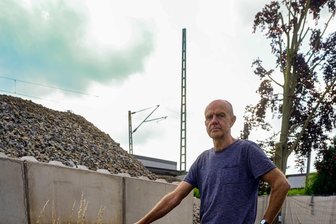 Crimmitschauer wohnt mitten auf der Baustelle: „Wenn es mir zu bunt wird, steige ich aufs Fahrrad“ - Das Grundstück von Frank Schlüßler liegt unmittelbar an der Bahn-Baustelle. Der Frankenhausener bekommt die Streckensanierung hautnah mit.