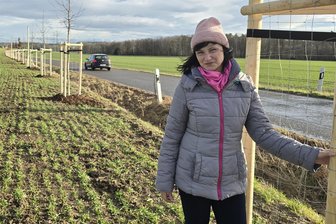 Crimmitschauerin kämpft sechs Jahre für neue Straßenbäume: Idee kam nach Geburt der Enkeltochter - Ramona Gräfe hat gut lachen: Die Großpillingsdorferin kann sich nach sechs Jahren Umsetzungszeit an der neuen Baumallee in Richtung Thüringen erfreuen. Sie arbeitet bereits an der Verlängerung der Baumreihe, wofür Spenden nötig sind.