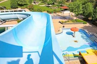 Crimmitschaus Bäder öffnen am 4. Juni - In Mannichswalde steht die längste Wasserrutsche Westsachsens. Stolze 100 Meter misst das Ungetüm. Am Beckenrand sind die Schwimmmeister mit der Grundreinigung beschäftigt.