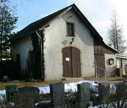 Crinitzberg hofft auf 160.000 Euro Förderung - 
              <p class="artikelinhalt">Die Trauerhalle auf dem Bärenwalder Friedhof soll demnächst ansprechender gestaltet werden.</p>
            