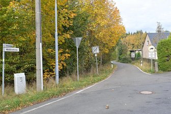 Crinitzberg: Schwere Lkw auf Straße zur Moosheide nicht erwünscht - An der Waldsiedlung in Obercrinitz beginnt die Straße zur Moosheide/Amselgrund.