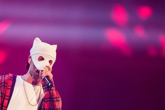 Cro-Konzert in Dresden: Ein Panda als Pubertäts-Begleiter - Sänger Cro mit Panda-Maske bei einem Auftritt 2018. In Dresden wurde er jetzt bei einem Konzert groß gefeiert. Die "Freie Presse" kann jedoch kein Foto von diesem Konzert drucken, weil das Management des Künstlers diese nicht freigegeben hat.