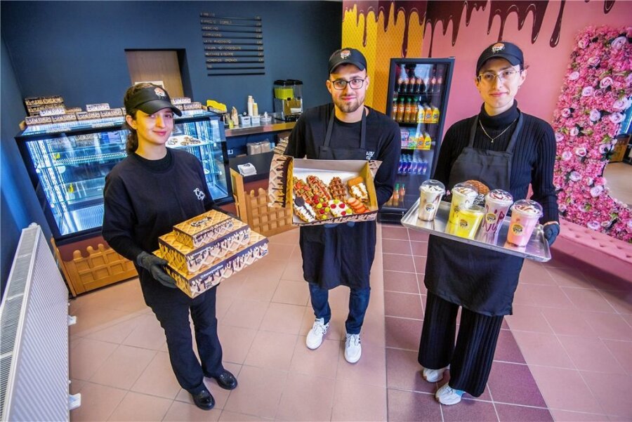Croffle-Shop öffnet: In Aue gibt es bald Croissant-Waffeln zum Mitnehmen - Arijana (Foto l.), Astrit und Dafina Isufi eröffnen im Auer Stadtzentrum in Kürze einen Croffle-Shop. 