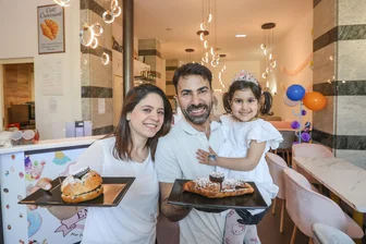 Croissant, Sushi, Starbucks: Welche Läden neu sind in der Chemnitzer Innenstadt – und welche doch nicht kommen - Pancakes und Croissants gibt es ab sofort in Emma’s Café am Johannisplatz. Betrieben wird das neue Café von Mai und Youssef Bash. Den Namen hat sich ihre Tochter Emma gewünscht.