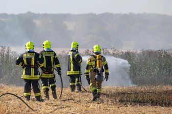 Crossen: Feuerwehr löscht Feldbrand -