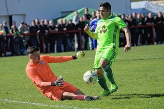 Crossen holt souverän den Kreispokal - Zwar lupfte Rene Horvath den Ball über den Crossener Keeper Tommy Kitruschat, aber dann verpasste er das leere Tor.
