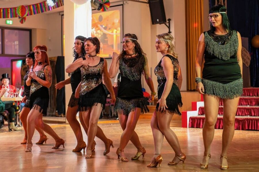 Crossen, Penig und Rochlitz: Faschingsfreunde lassen es krachen - Das Programm des KCR Rochlitz begeisterte zum 60-jährigen Jubiläum, darunter die Crazy Girls mit einem Burlesque-Tanz.