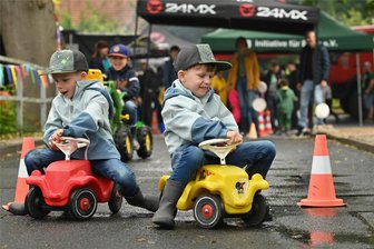 Crossener feiern drei tolle Tage ihr Dorf- und Heimatfest - Die Kinder hatten auch bei Regen viel Spaß zum Kitafest, das beim Crossener Dorffest mitgefeiert wurde.