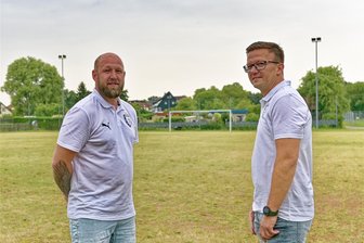Crossener Fußballer wollen das Projekt Kunstrasenplatz anpacken - Alexander Drescher, Präsident des TSV Crossen (rechts) und sein Stellvertreter Christopher Berger auf der Fläche, wo der Verein hofft, in Zukunft vielleicht auf Kunstrasen Fußball spielen zu können.