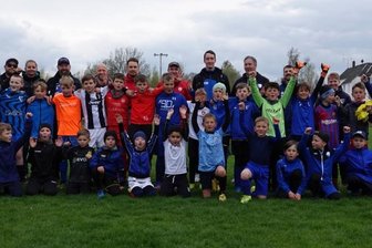 Crossener Nachwuchskicker freuen sich über besonderes Training - Auf neue Übungsformen dürfen sich in den nächsten Wochen die Mädchen und Jungen aus den Fußball-Nachwuchsteams des TSV Crossen freuen.