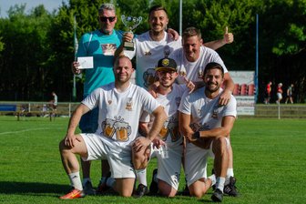 Crossener Team feiert Heimsieg beim Zwickauer Elfmetercup - Das Siegerteam des Elfmetercups: Betreuer Holger Figlak-Reichenbach, Tommy Kitruschat, Felix Neusser (hinten von links), Johannes Gemeinhardt, Lukas Reichenbach, Max Schürer (vorn von links).