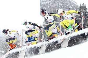 Crosser lassen zur Premiere am Fichtelberg die Fetzen fliegen - 52 Nachwuchssportler aus Deutschland und Tschechien haben die Abfahrtspiste mit sieben Kurven und diversen Sprüngen gemeistert.