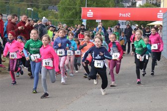 Crosslauf in Flöha: Bräunsdorfer holt Tagessieg trotz Umweg - Besonders in den Nachwuchsklassen gab es große Starterfelder.