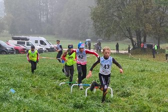 Crosslauf: Neudorfer auf den Spuren einer Olympiasiegerin - Fabian Schumann (1. v. r.) und Froda Dost (Mitte) gaben beim Vielseitigkeitslauf alles und feierten einen Doppelsieg für den SV Neudorf.