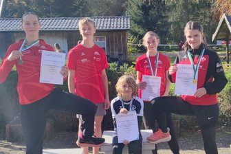 Crosslauf-Regionalmeisterschaft: LV 90 Erzgebirge bejubelt zwei Titel - Stolz präsentieren die LV-90-Crossläufer ihre in Naundorf erkämpften Medaillen.